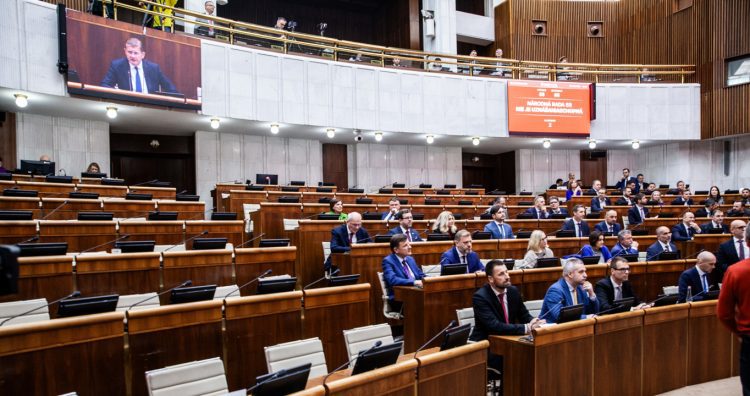 Plénum NR SR po neúspešnom otvorení mimoriadnej 27. schôdze Národnej rady Slovenskej republiky kde bolo v pláne rokovať o návrhu skupiny poslancov NR SR na prijatie uznesenia NR SR k zahraničnopolitickej orientácii Slovenskej republiky. Bratislava, 14. január 2025. Foto: SITA/Tomáš Bokor