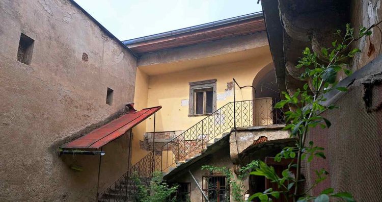 Nádvorie Domu meštianskeho č. 47 v historickom centre Levoče pred rekonštrukciou za viac ako tri milióny eur. Levoča, 15. apríl 2024. Foto: SITA/Mária Frisová