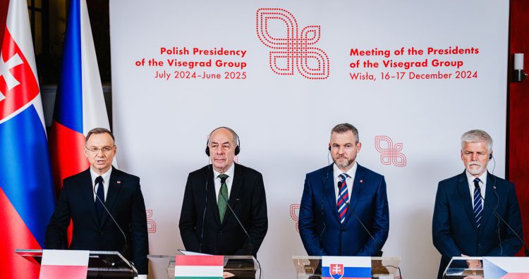 Zľava: Prezident Poľska Andrzej Duda, prezident Maďarska Tamás Sulyok, prezident Slovenska Peter Pellegrini a prezident Česka Petr Pavel počas tlačovej konerencie po samite prezidentov štátov Vyšehradskej štvorky (V4) v poľskom meste Wisla. Wisla, Poľsko, 16. december 2024. Foto: SITA/Kancelária prezidenta