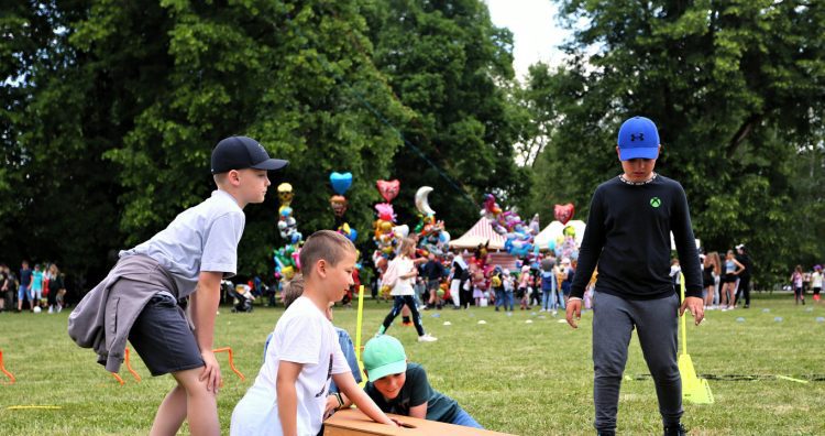 Deti poèas kultúrno-portového festivalu s názvom Olympijský deò detí, ktorý pri príleitosti Medzinárodného dòa detí organizovali samospráva, Európsky olympijský festival mládee (EYOF), Slovenský olympijský portový výbor a Európsky olympijský výbor v Parku pod Pamätníkom SNP v Banskej Bystrici. Banská Bystrica, 1. jún 2022. Foto: SITA/Peter Rusko