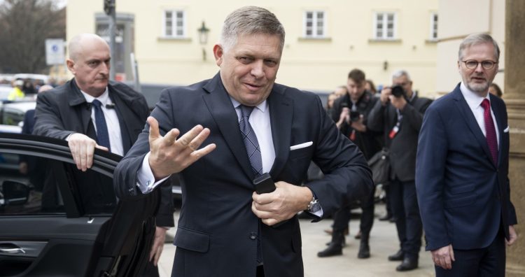 Slovenský premiér Robert Fico (uprostřed) přichází na jednání premiérů zemí Visegrádské čtyřky (V4), 27. února 2024, Praha. Vpravo je český premiér Petr Fiala.,Image: 851379492, License: Rights-managed, Restrictions: , Model Release: no, Credit line: ČTK / Deml Ondřej