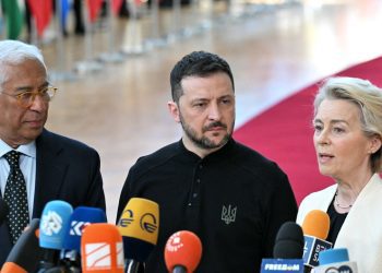 Na první část summitu dorazil i ukrajinský prezident Volodymyr Zelenskyj. Přivítali ho předsedkyně Evropské komise Ursula von der Leyenová a předseda Evropské rady António Costa. Foto: NICOLAS TUCAT / AFP / AFP / Profimedia