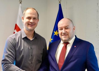 Sprava: Minister cestovného ruchu a športu Rudolf Huliak a novovymenovaný predseda Správnej rady Fondu na podporu športu a vedúci predstaviteľ Odborného poradného zboru ministra pre otázky športu Radoslav Hecl počas vymenovania do funkcie. Bratislava, 21. marec 2025. Foto: SITA/MCRaŠ SR