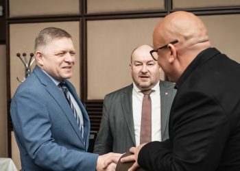 Zľava: Predseda vlády SR Robert Fico, minister cestovného ruchu a športu Rudolf Huliak a minister dopravy SR Jozef Ráž počas mimoriadneho rokovania vlády SR na Úrade vlády SR k nebezpečnej nákaze slintačky a krívačky, ktorú potvrdili v troch chovoch na Slovensku. Bratislava, 22. marec 2025. Foto: SITA/Úrad vlády SR