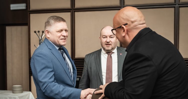 Zľava: Predseda vlády SR Robert Fico, minister cestovného ruchu a športu Rudolf Huliak a minister dopravy SR Jozef Ráž počas mimoriadneho rokovania vlády SR na Úrade vlády SR k nebezpečnej nákaze slintačky a krívačky, ktorú potvrdili v troch chovoch na Slovensku. Bratislava, 22. marec 2025. Foto: SITA/Úrad vlády SR