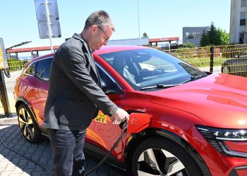 Otvorenie nových elektrických nabíjačiek pre automobily v košickom areáli spoločnosti Slovenský plynárenský priemysel (SPP). Košice, 16. máj 2024. Foto: SITA/Viktor Zamborský