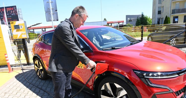 Otvorenie nových elektrických nabíjačiek pre automobily v košickom areáli spoločnosti Slovenský plynárenský priemysel (SPP). Košice, 16. máj 2024. Foto: SITA/Viktor Zamborský