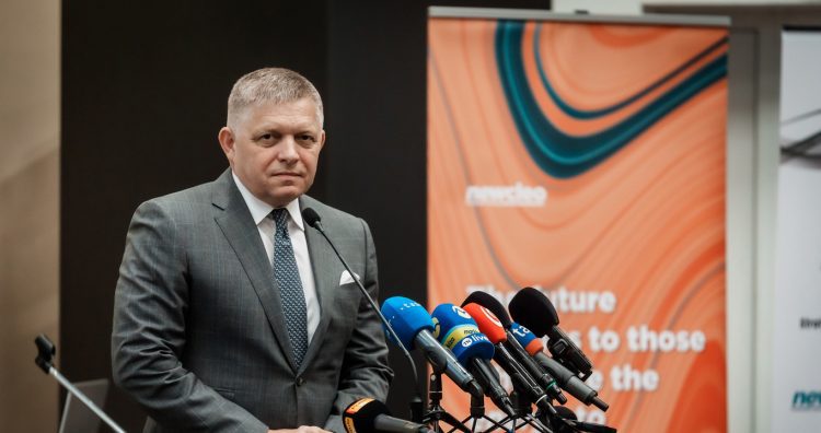 Predseda vlády SR Robert Fico v príhovore počas odbornej konferencie spoločností JAVYS, newcleo a VUJE v oblasti vývoja a nasadenia pokročilého modulárneho reaktora IV. generácie, na ktorej podpísali Zakladateľskú zmluvu spoločnosti JAVYS a newcleo a Memorandum o porozumení spoločnosti VUJE a newcleo. Jaslovské Bohunice, 23. jún 2025. Foto: SITA/Úrad vlády SR