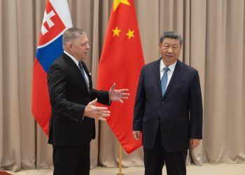 Zľava: Predseda vlády SR Robert Fico a prezident Čínskej ľudovej republiky Si Ťin-pching počas bilaterálneho rokovania premiéra SR s prezidentom Číny v Moskve o spolupráci, vrátane kultúrnej výmeny, hospodárskych vzťahoch a vízovej politike v rámci pracovnej návštevy predsedu vlády SR v Moskve v Ruskej federácii pri príležitosti osláv 80. výročia víťazstva Sovietskeho zväzu nad nacistickým Nemeckom. Moskva, Rusko, 9. máj 2025. Foto: SITA/Úrad vlády SR