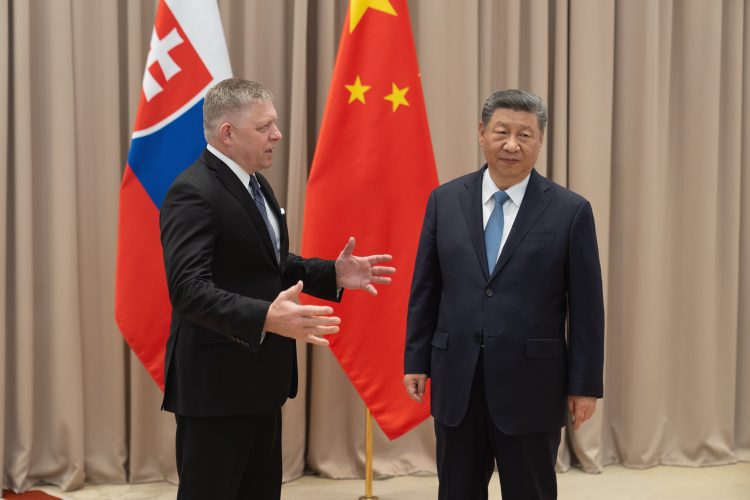 Zľava: Predseda vlády SR Robert Fico a prezident Čínskej ľudovej republiky Si Ťin-pching počas bilaterálneho rokovania premiéra SR s prezidentom Číny v Moskve o spolupráci, vrátane kultúrnej výmeny, hospodárskych vzťahoch a vízovej politike v rámci pracovnej návštevy predsedu vlády SR v Moskve v Ruskej federácii pri príležitosti osláv 80. výročia víťazstva Sovietskeho zväzu nad nacistickým Nemeckom. Moskva, Rusko, 9. máj 2025. Foto: SITA/Úrad vlády SR