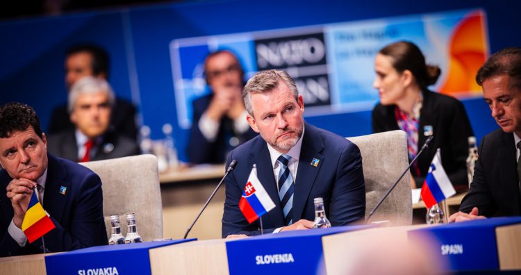 Prezident SR Peter Pellegrini (uprostred) počas samitu Severoatlantickej aliancie (NATO) v Haagu v Holandsku, ktorého hlavnými témami boli aktuálne bezpečnostné výzvy a posilňovanie obranných kapacít členských štátov. Holandsko, Haag, 25. jún 2025. Foto: SITA/Kancelária prezidenta SR