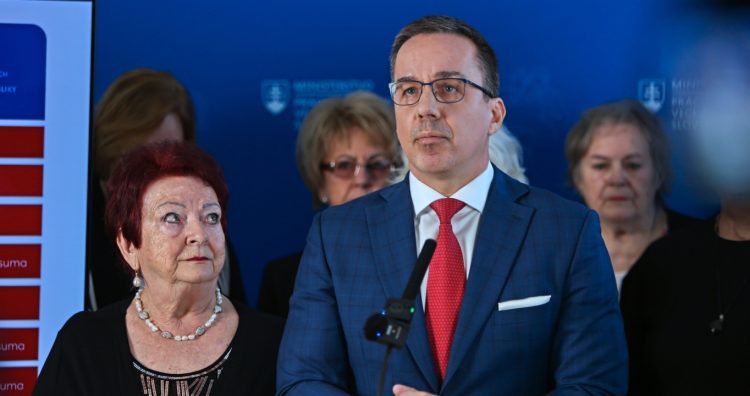 Minister práce, sociálnych vecí a rodiny Erik Tomáš (v popredí vpravo) počas tlačovej konferencie na Ministerstve práce, sociálnych vecí a rodiny v Bratislave k téme: Od dnes vyplácame skutočný 13. dôchodok. Bratislava, 2. december 2024. Foto: SITA/Tomáš Susko