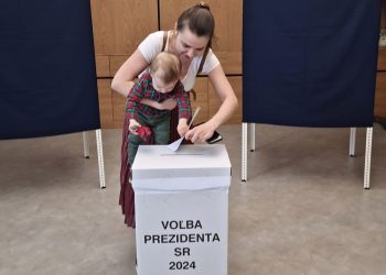 Priebeh 2. kola prezidentských volieb vo volebných okrskoch v obci Ľubotice. Ľubotice, 6. apríl 2024. Foto: SITA/Ivan Kriššák