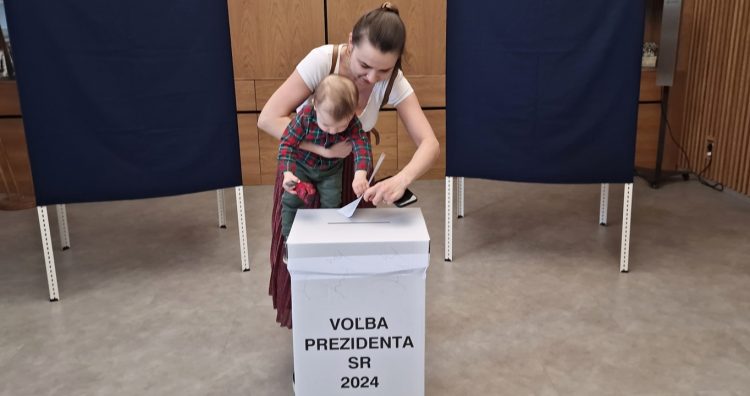 Priebeh 2. kola prezidentských volieb vo volebných okrskoch v obci Ľubotice. Ľubotice, 6. apríl 2024. Foto: SITA/Ivan Kriššák