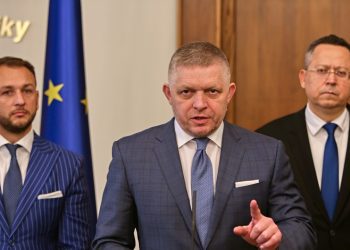 Zľava: Minister vnútra SR Matúš Šutaj Eštok, premiér SR Robert Fico a minister financií SR Ladislav Kamenický počas tlačovej konferencie predstaviteľov koalície v Bielom salóniku NR SR po schválení zákona o štátnom rozpočte v rámci rokovania pokračujúcej 23. schôdze Národnej rady (NR) SR. Bratislava, 3. december 2024. Foto: SITA/Tomáš Susko