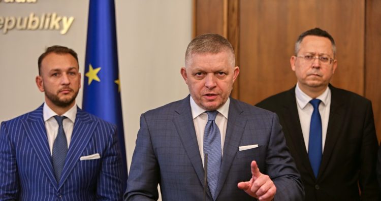 Zľava: Minister vnútra SR Matúš Šutaj Eštok, premiér SR Robert Fico a minister financií SR Ladislav Kamenický počas tlačovej konferencie predstaviteľov koalície v Bielom salóniku NR SR po schválení zákona o štátnom rozpočte v rámci rokovania pokračujúcej 23. schôdze Národnej rady (NR) SR. Bratislava, 3. december 2024. Foto: SITA/Tomáš Susko