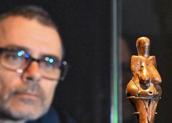 Kurátor Věstonické venuše Petr Neruda při usazování originálu sošky do vitríny na výstavě Venuše 100 ke 100. výročí nalezení venuše, 18. června 2025, Dietrichsteinský palác, Moravské zemské muzeum, Brno.,Image: 1012143188, License: Rights-managed, Restrictions: , Model Release: no, Credit line: ČTK / Šálek Václav