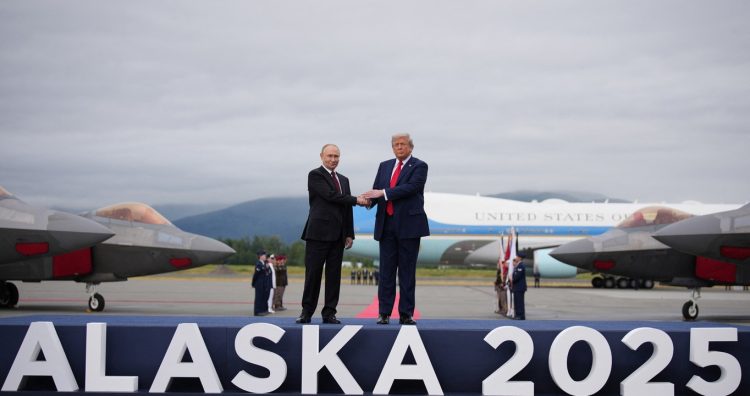 ANCHORAGE, ALASKA - AUGUST 15: U.S. President Donald Trump (R) greets Russian President Vladimir Putin as he arrives at Joint Base Elmendorf-Richardson on August 15, 2025 in Anchorage, Alaska. The two leaders are meeting for peace talks aimed at ending the war in Ukraine. Andrew Harnik,Image: 1029580599, License: Rights-managed, Restrictions: , Model Release: no, Credit line: Andrew Harnik / GETTY IMAGES NORTH AMERICA / Getty Images via AFP / Profimedia