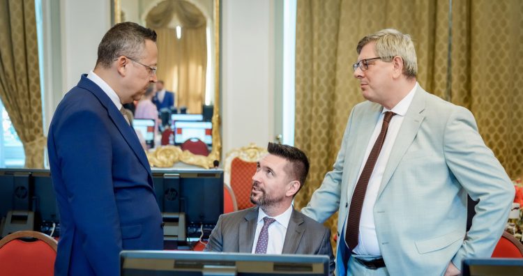 Zľava: Minister financií SR Ladislav Kamenický, minister pôdohospodárstva a rozvoja vidieka SR Richard Takáč a minister spravodlivosti SR Boris Susko počas rokovania 95. schôdze vlády SR. Bratislava, 25. jún 2025. Foto: SITA/Úrad vlády SR