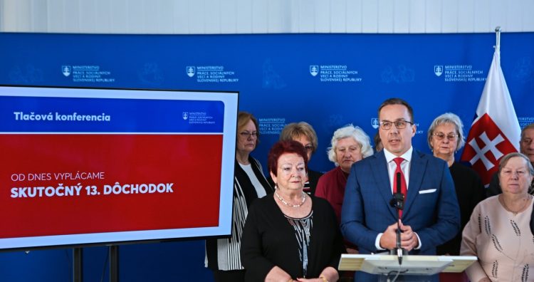Minister práce, sociálnych vecí a rodiny Erik Tomáš (v popredí uprostred) počas tlačovej konferencie na Ministerstve  práce, sociálnych vecí a rodiny v Bratislave k téme: Od dnes vyplácame skutočný 13. dôchodok. Bratislava, 2. december 2024. Foto: SITA/Tomáš Susko