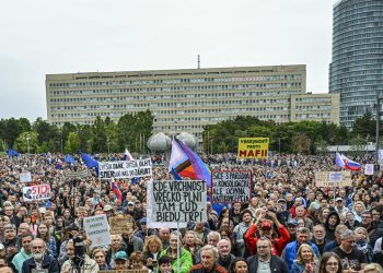 Účastníci s transparentmi a vlajkami počas protivládneho protestného zhromaždenia Proti konsolidácii organizovaného opozičnými stranami Progresívne Slovensko (PS), Sloboda a solidarita (SaS), Demokrati a Kresťanskodemokratické hnutie (KDH) na Námestí slobody v Bratislave. Bratislava, 23. september 2025. Foto: SITA/Milan Illík
