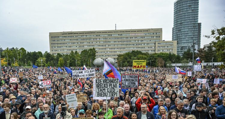 Účastníci s transparentmi a vlajkami počas protivládneho protestného zhromaždenia Proti konsolidácii organizovaného opozičnými stranami Progresívne Slovensko (PS), Sloboda a solidarita (SaS), Demokrati a Kresťanskodemokratické hnutie (KDH) na Námestí slobody v Bratislave. Bratislava, 23. september 2025. Foto: SITA/Milan Illík
