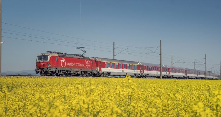 Železničná spoločnosť Slovensko (ZSSK) posilní vlaky na oslavy 80. výročia víťazstva nad fašizmom, ktoré sa uskutočnia 8. mája 2025 v Piešťanoch a zabezpečí tam mimoriadne zastavenie diaľkových vlakov. Bratislava, 6. máj 2025. Foto: SITA/ZSSK