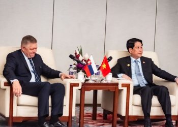 Zľava: Premiér SR Robert Fico a viceprezident Číny Chan Čeng počas stretnutia v Pekingu v rámci dvojdňovej návštevy Číny pri príležitosti osláv 80. výročia ukončenia druhej svetovej vojny. Peking, Čínska ľudová republika, 4. september 2025. Foto: SITA/Úrad vlády SR