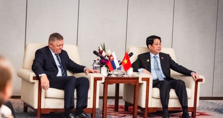 Zľava: Premiér SR Robert Fico a viceprezident Číny Chan Čeng počas stretnutia v Pekingu v rámci dvojdňovej návštevy Číny pri príležitosti osláv 80. výročia ukončenia druhej svetovej vojny. Peking, Čínska ľudová republika, 4. september 2025. Foto: SITA/Úrad vlády SR