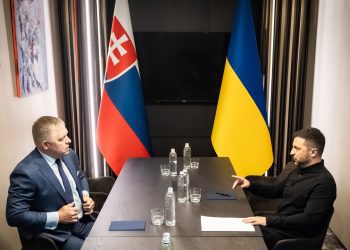 Zľava: Premiér SR Robert Fico a prezident Ukrajiny Volodymyr Zelenskyj počas bilaterálneho stretnutia v Užhorode. Užhorod, 5. september 2025. Foto: SITA/Úrad vlády SR