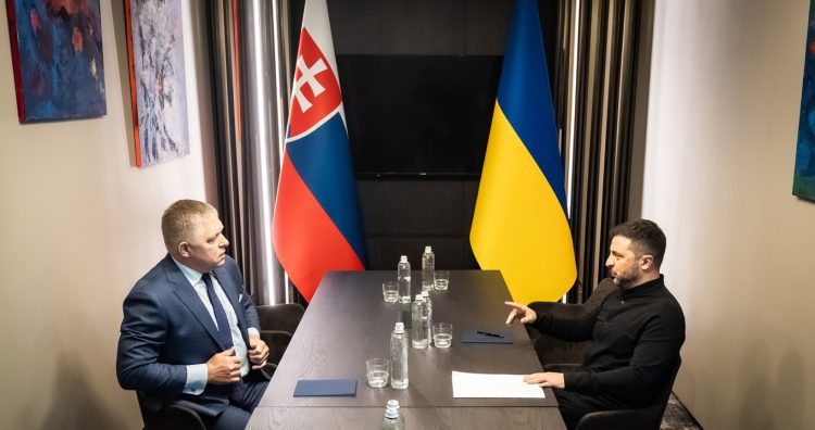 Zľava: Premiér SR Robert Fico a prezident Ukrajiny Volodymyr Zelenskyj počas bilaterálneho stretnutia v Užhorode. Užhorod, 5. september 2025. Foto: SITA/Úrad vlády SR