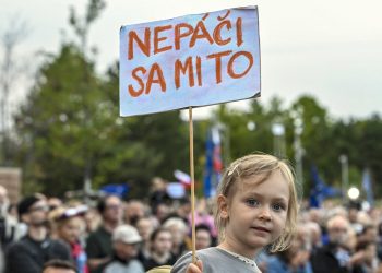 Malá účastníčka s transparentom (v popredí) počas protestného zhromaždenia Proti ožobračovaniu organizovaného stranou Progresívne Slovensko (PS) na Námestí slobody v Bratislave. Bratislava, 16. september 2025. Foto: SITA/Milan Illík