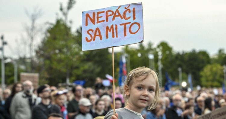 Malá účastníčka s transparentom (v popredí) počas protestného zhromaždenia Proti ožobračovaniu organizovaného stranou Progresívne Slovensko (PS) na Námestí slobody v Bratislave. Bratislava, 16. september 2025. Foto: SITA/Milan Illík