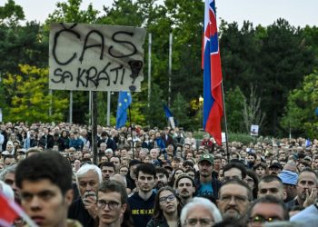 Účastníci s transparentmi a vlajkami počas protestného zhromaždenia Proti ožobračovaniu organizovaného stranou Progresívne Slovensko (PS) na Námestí slobody v Bratislave. Bratislava, 16. september 2025. Foto: SITA/Milan Illík