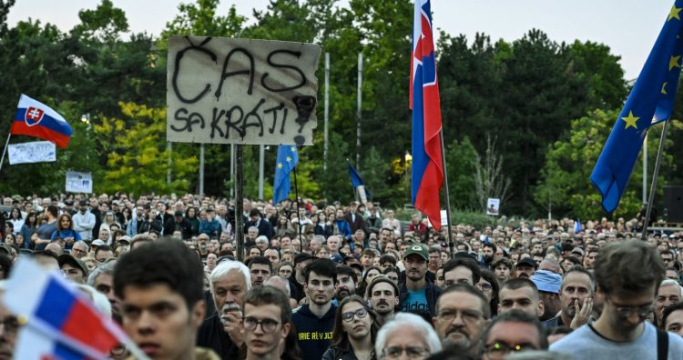 Účastníci s transparentmi a vlajkami počas protestného zhromaždenia Proti ožobračovaniu organizovaného stranou Progresívne Slovensko (PS) na Námestí slobody v Bratislave. Bratislava, 16. september 2025. Foto: SITA/Milan Illík