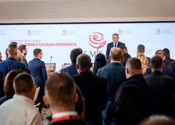 Predseda strany SMER -SSD Robert Fico (v pozadí) počas pracovného snemu strany SMER - Slovenská sociálna demokracia (SMER-SSD) v priestoroch Účelového zariadenia Hotela Bôrik v Bratislave. Bratislava, 11. október 2025. Foto: SITA/SMER-SSD