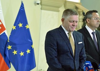 Zľava: Predseda vlády SR Robert Fico a minister financií SR Ladislav Kamenický počas tlačovej besedy po rokovaní predsedu vlády SR, predsedov opozičných strán Progresívne Slovensko (PS), Sloboda a Solidarita (SaS) a Kresťanskodemokratické hnutie (KDH) a predstaviteľov Ministerstva financií (MF) SR o konsolidačnom balíčku na Úrade vlády SR, na ktorom sa SaS nezúčastnila. Bratislava, 24. september 2024. Foto: SITA/Milan Illík