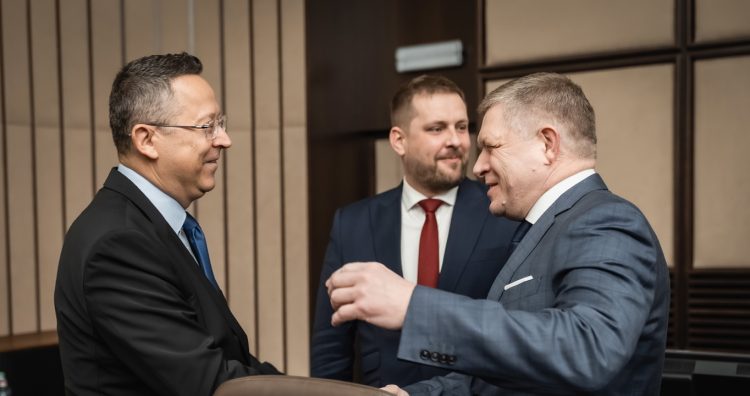 Zľava: Minister financií SR Ladislav Kamenický, minister zdravotníctva Kamil Šaško a predseda vlády SR Robert Fico počas rokovania 79. schôdze vlády SR. Bratislava, 21. marec 2025. Foto: SITA/Úrad vlády SR