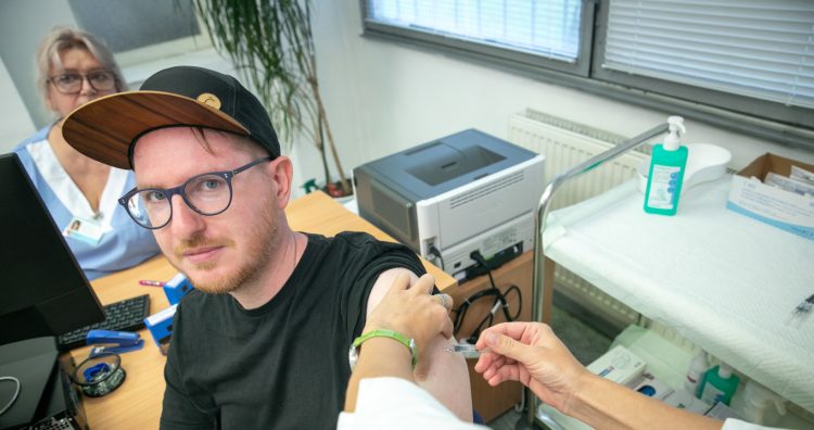 Fotograf agentúry TASR Jaroslav Novák počas očkovania proti chrípke po brífingu Univerzitnej nemocnice Bratislava (UNB) na tému: Lekári Univerzitnej nemocnice Bratislava (UNB) idú príkladom, v očkovacom centre na Kramároch. Bratislava, 10. október 2023. Foto: SITA/Diana Černak