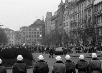 Demonstrace k 20.výročí upálení Jana Palacha na Václavském náměstí v Praze. Příslušníci pořádkových sil SNB  jsou připraveni k zásahu proti demonstrantům.,Image: 670831644, License: Rights-managed, Restrictions: , Model Release: no, Credit line: ČTK / Doležal Michal