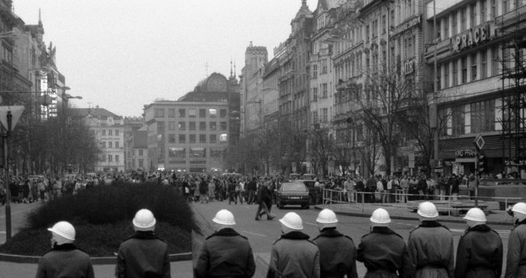 Demonstrace k 20.výročí upálení Jana Palacha na Václavském náměstí v Praze. Příslušníci pořádkových sil SNB jsou připraveni k zásahu proti demonstrantům.,Image: 670831644, License: Rights-managed, Restrictions: , Model Release: no, Credit line: ČTK / Doležal Michal