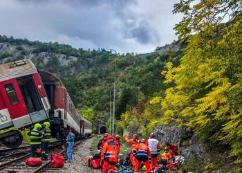Pred tunelom pri obci Jablonov nad Turňou (okres Rožňava) došlo aktuálne k zrážke dvoch oproti idúcich rýchlikov, v ktorých sa nachádzalo veľké množstvo cestujúcich. Jablonov nad Turňou, 13. október 2025. Foto: SITA/KR PZ Košice