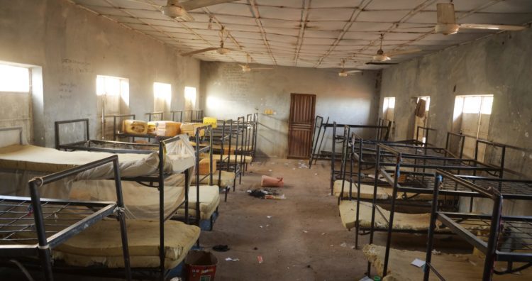 Internáty v meste Kebbi v Nigérii, z ktorých ozbrojenci uniesli školákov, zachytené na fotografii z minulého pondelka (17. novembra 2025).
Zdroj: SITA/AP Photo/Deeni Jibo