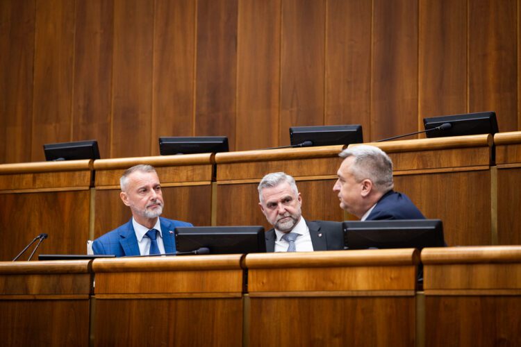 Zľava: Predseda parlamentu Richard Raši a podpredsedovia NR SR Tibor Gašpar a Andrej Danko počas rokovania 43. schôdze Národnej rady SR. Bratislava, 11. december 2025. Foto: SITA/Kancelária Národnej rady SR