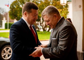Predseda vlády SR Robert Fico (vpravo) a predseda Poslaneckej snemovne Parlamentu Českej republiky Tomio Okamura počas stretnutia v Bratislave minulý týždeň.
Foto: SITA/Úrad vlády SR