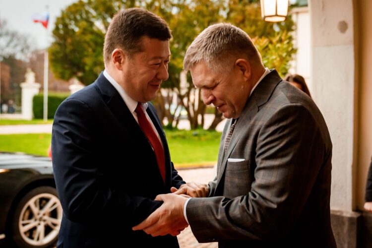 Predseda vlády SR Robert Fico (vpravo) a predseda Poslaneckej snemovne Parlamentu Českej republiky Tomio Okamura počas stretnutia v Bratislave minulý týždeň.
Foto: SITA/Úrad vlády SR