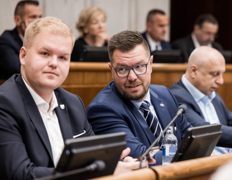 Poslanci parlamentu za stranu Hlas - sociálna demokracia Michal Bartek, Igor Šimko a Karol Janas počas schôdze Národnej rady SR. Foto: SITA/Kancelária NR SR