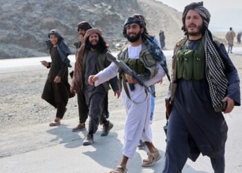 Afganskí vojaci Talibanu kráčajú po hlavnej ceste na afganskej strane hraničného priechodu Torkham s Pakistanom v Torkhame. FOTO: SITA/AP Photo/Wahidullah Kakar
