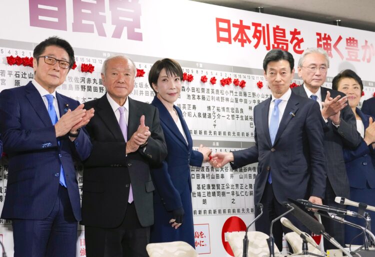 Sanae Takaichiová vyhodnocuje výsledky volieb s kolegami z vládnej Liberálnodemokratickej strany. Foto: Yuki Sato/SITA/Kyodo News via AP