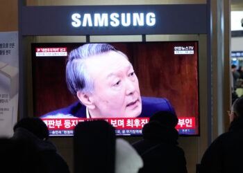 Bývalý prezident Južnej Kórey Jun na obrazovke počas správ. Foto: SITA/AP Photo/Ahn Young-joon